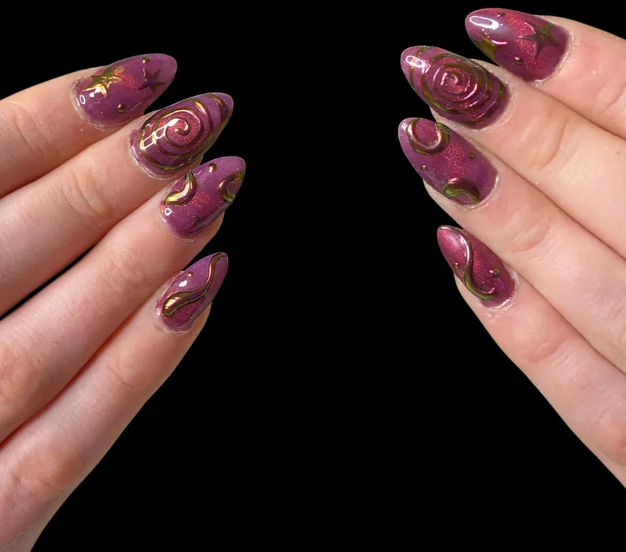 Acrygel prune chromé avec swirls et étoiles